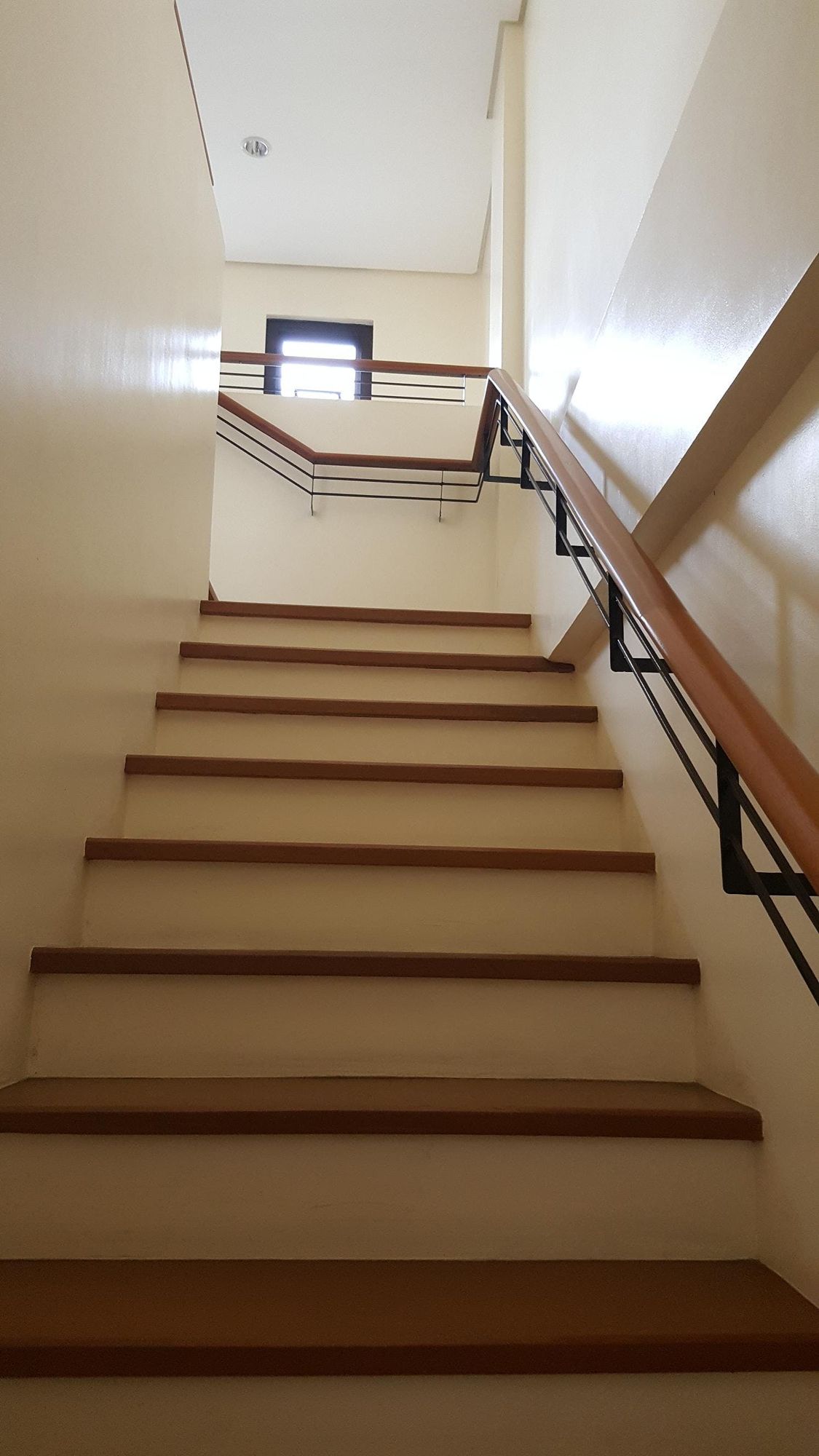 "3BR Townhouse for Rent in Roxas, Quezon City"06