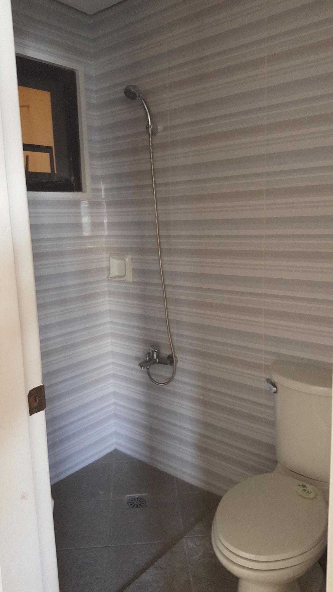 "3BR Townhouse for Rent in Roxas, Quezon City"09