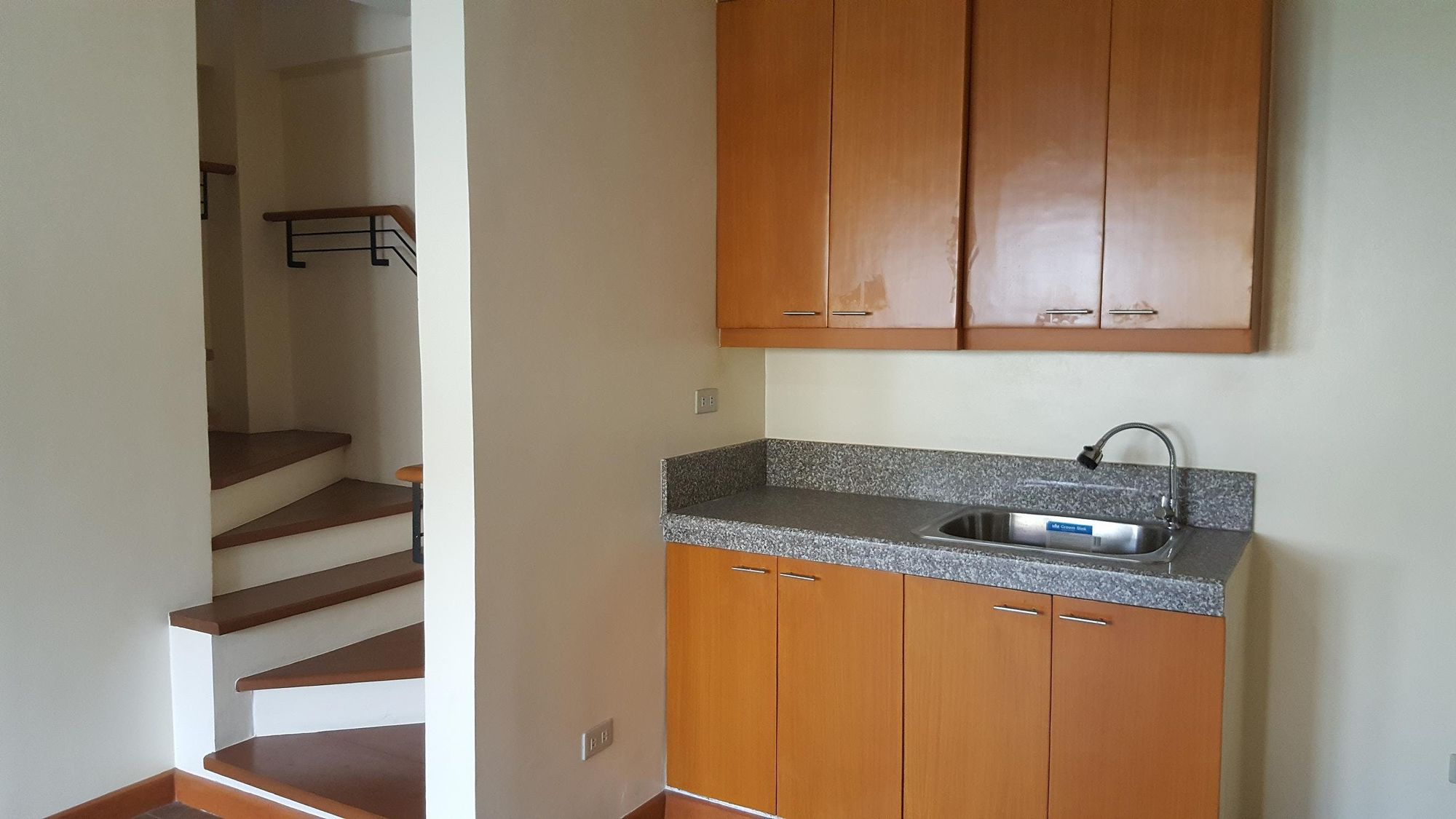 "3BR Townhouse for Rent in Roxas, Quezon City"10