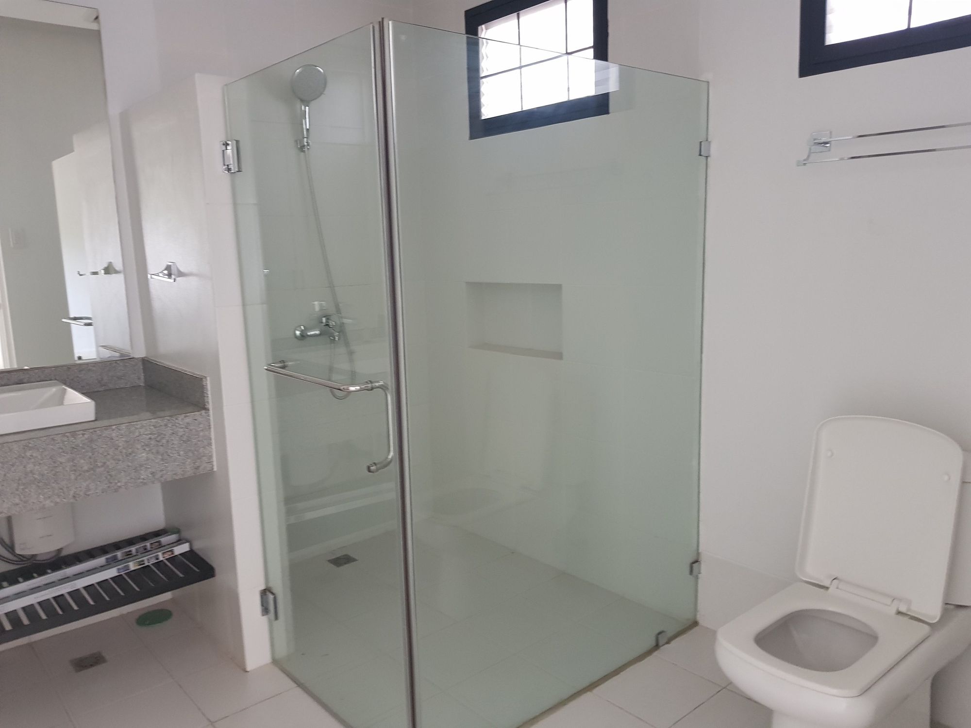 "3BR House for Rent in Dasmari?as Village, Makati"09