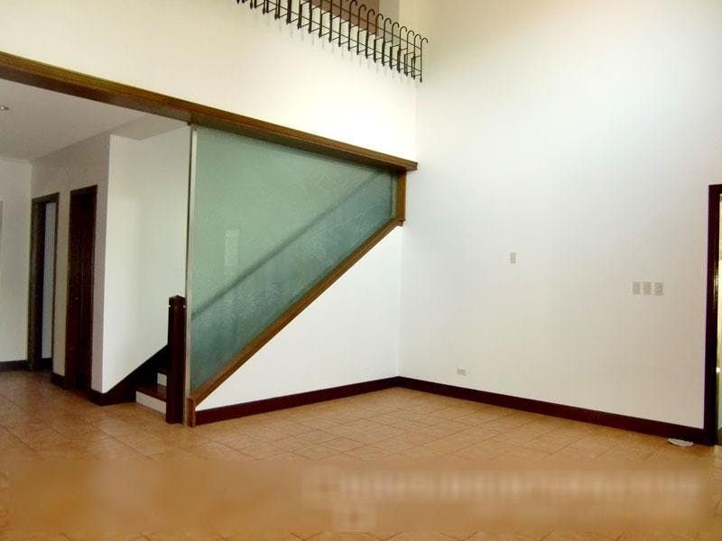 "5BR House for Rent in Dasmari?as Village, Makati"04