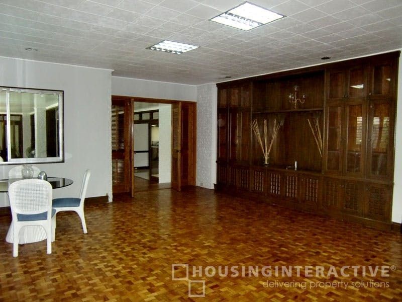 "4BR House for Rent in Dasmari?as Village, Makati"08