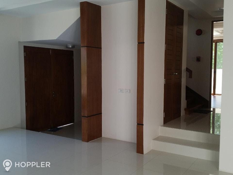 "5BR House for Rent in McKinley Hill, Taguig"06