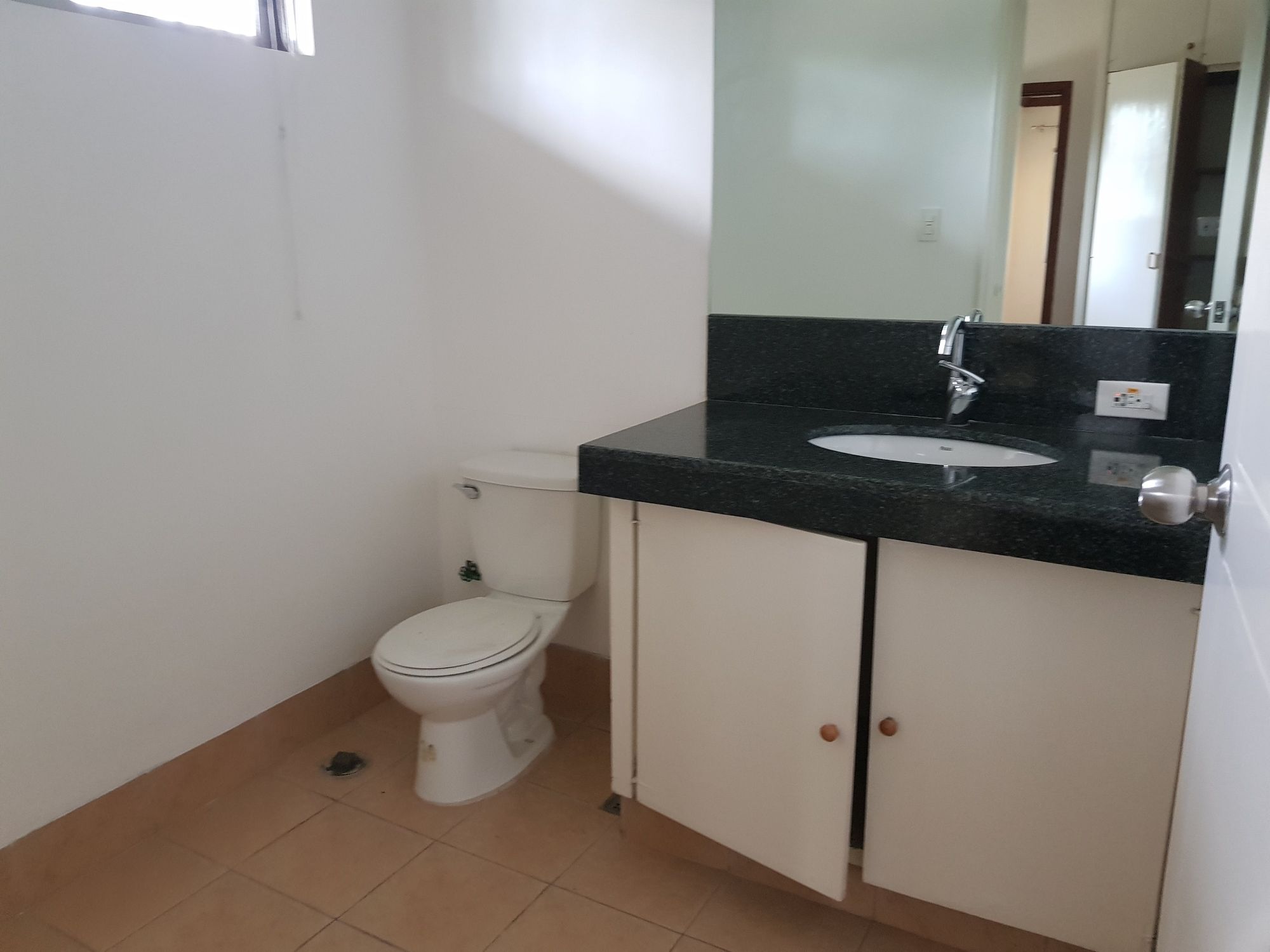 "4BR House for Rent in Dasmari?as Village, Makati"09
