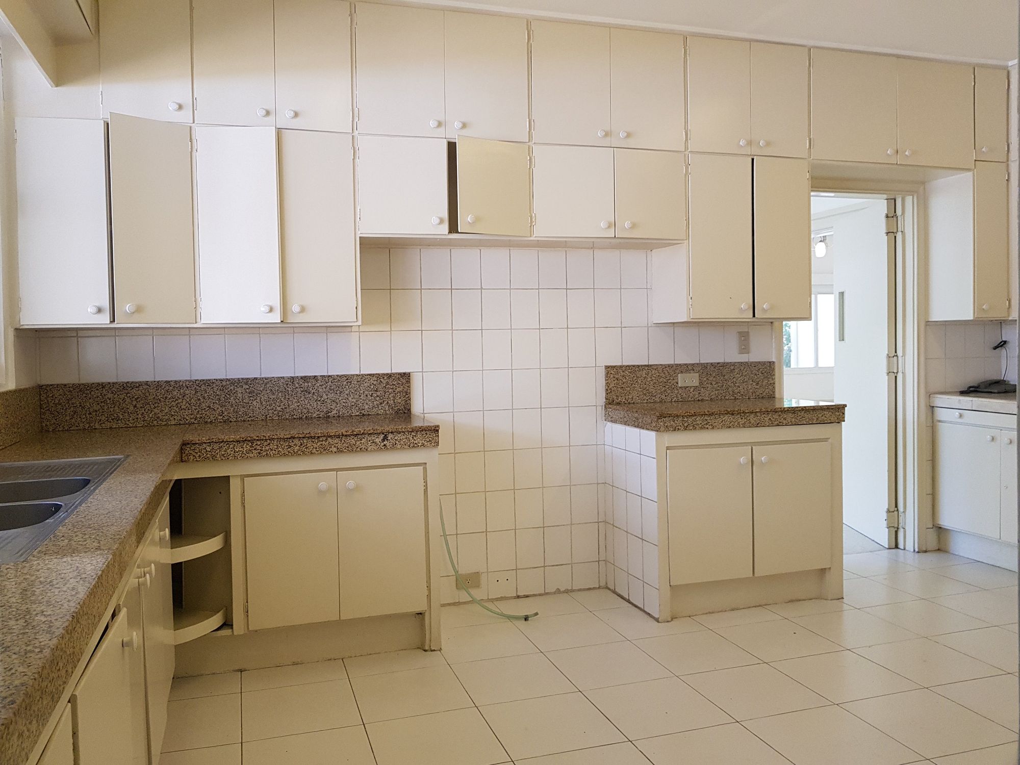 "4BR House for Rent in Dasmari?as Village, Makati"03