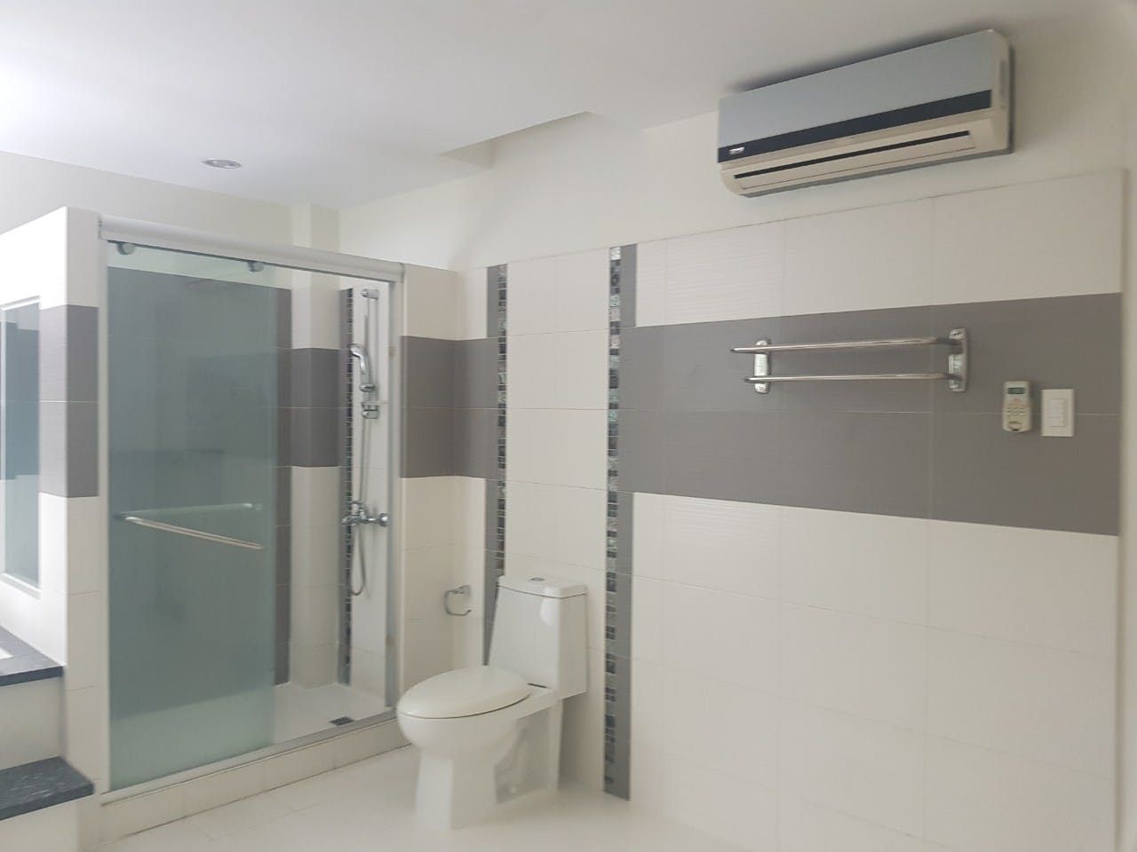 "4BR House for Rent in Dasmari?as Village, Makati"08