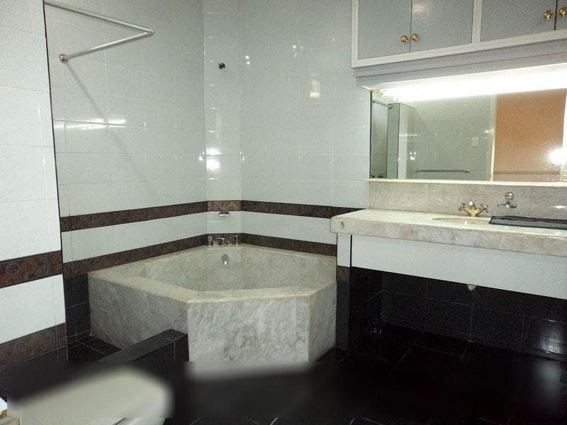 "4BR House for Rent in Dasmari?as Village, Makati"10