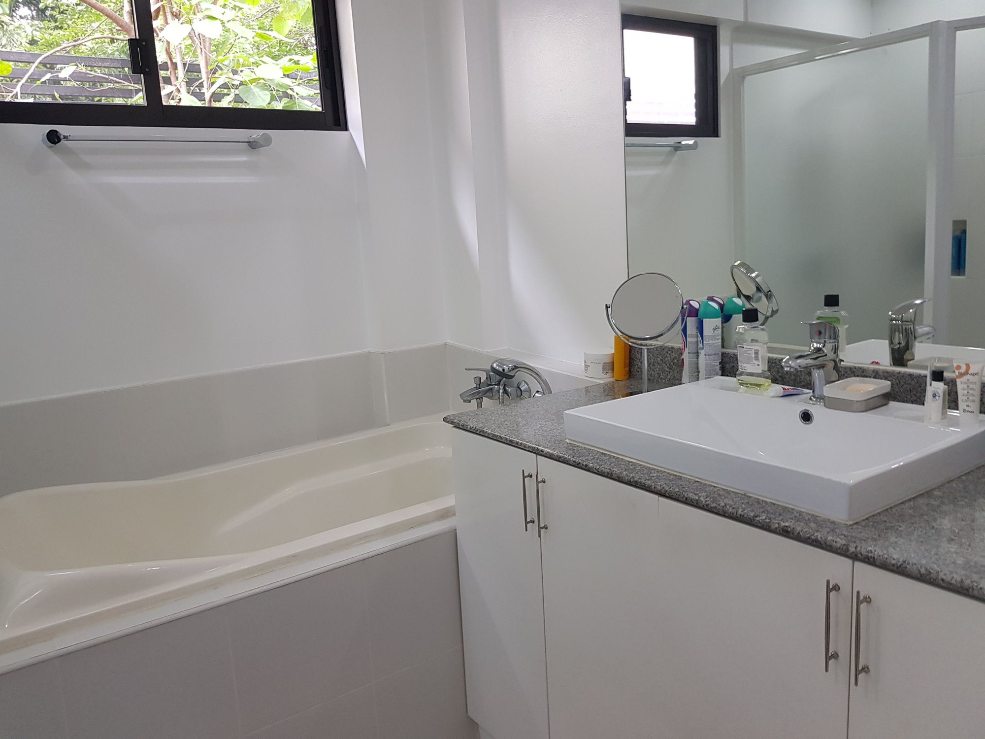 "4BR House for Rent in Dasmari?as Village, Makati"04