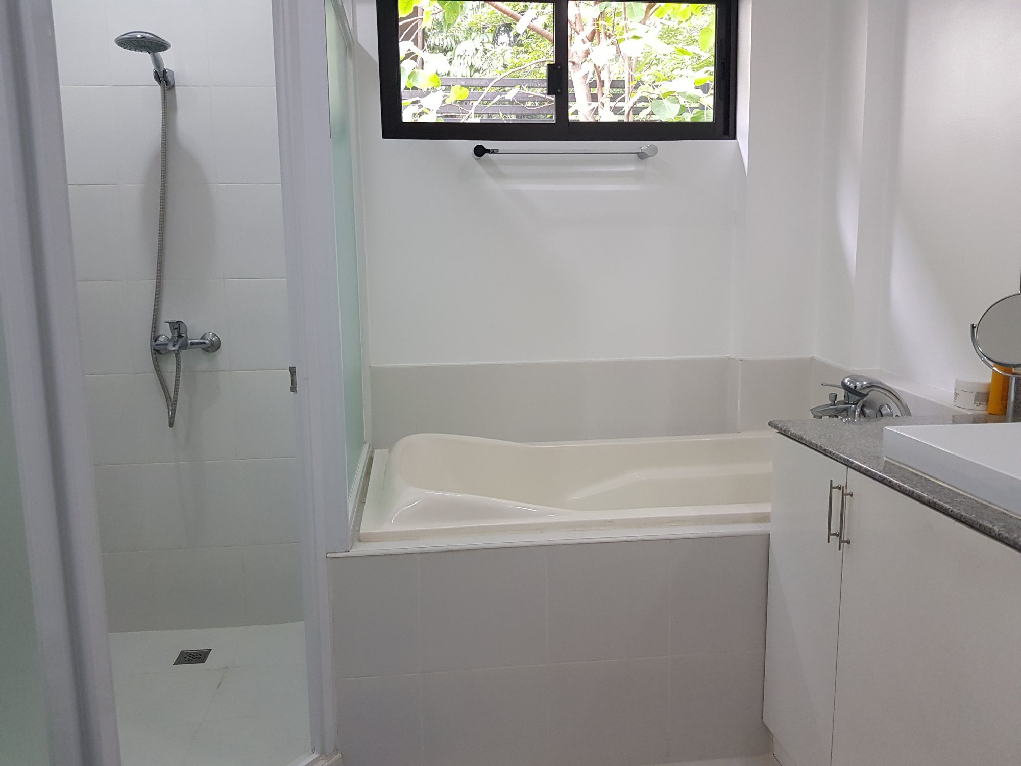 "4BR House for Rent in Dasmari?as Village, Makati"08