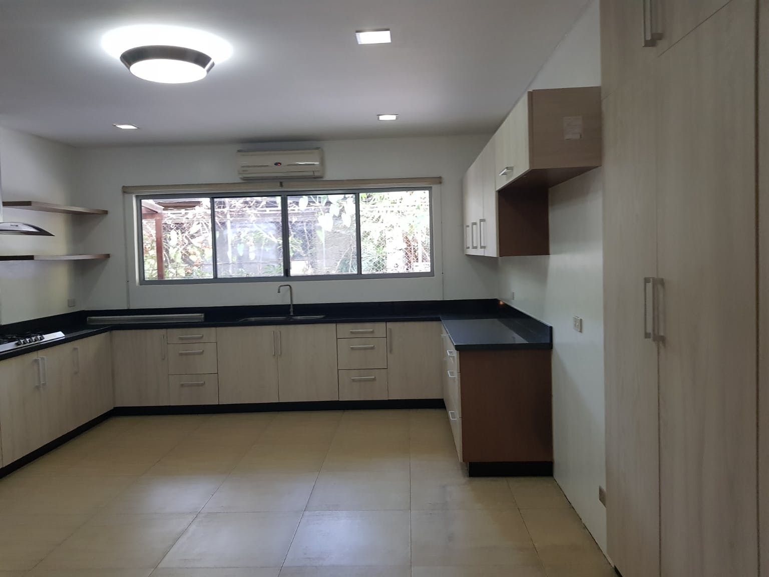 "4BR House for Rent in Dasmari?as Village, Makati"03