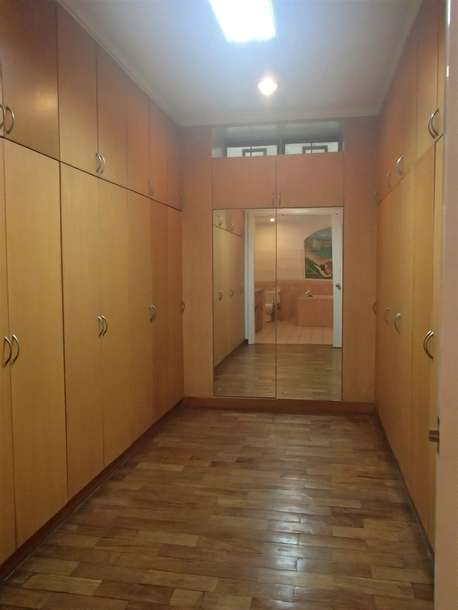 "4BR House for Rent in White Plains, Quezon City"09