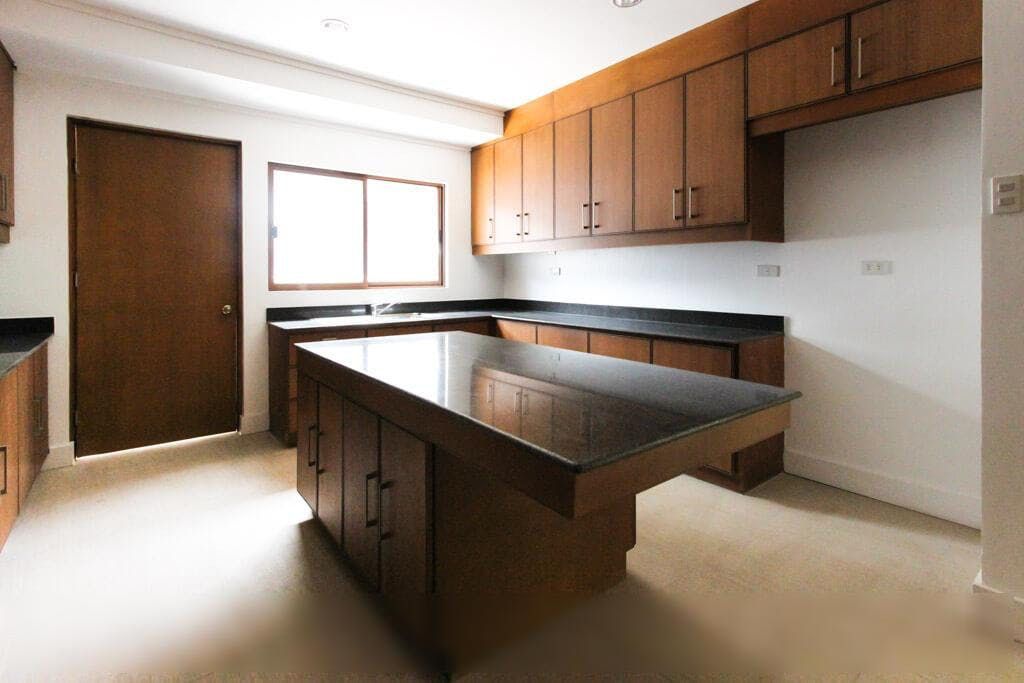 "4BR House for Rent in Dasmari?as Village, Makati"10