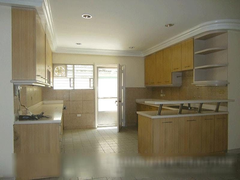 "4BR House for Rent in Dasmari?as Village, Makati"08