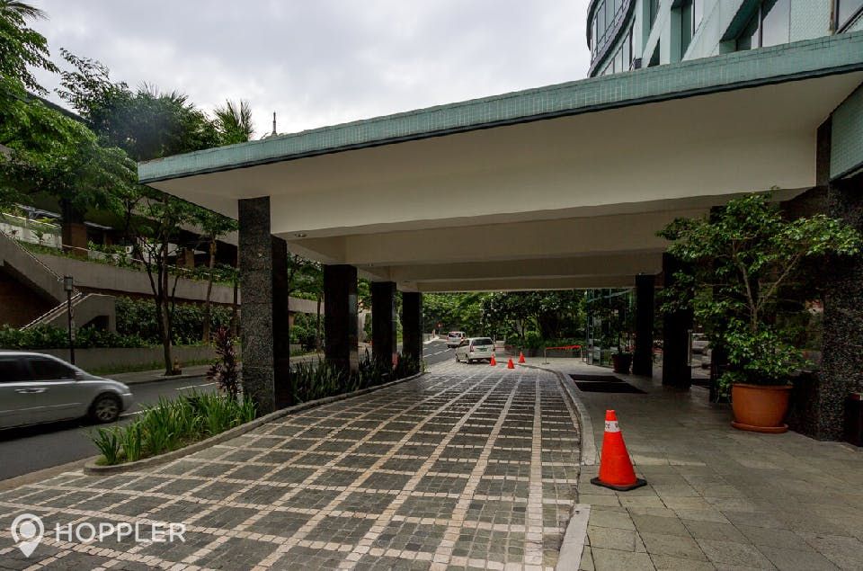 "2BR Condo for Rent in Hidalgo Place, Rockwell Center, Makati"04