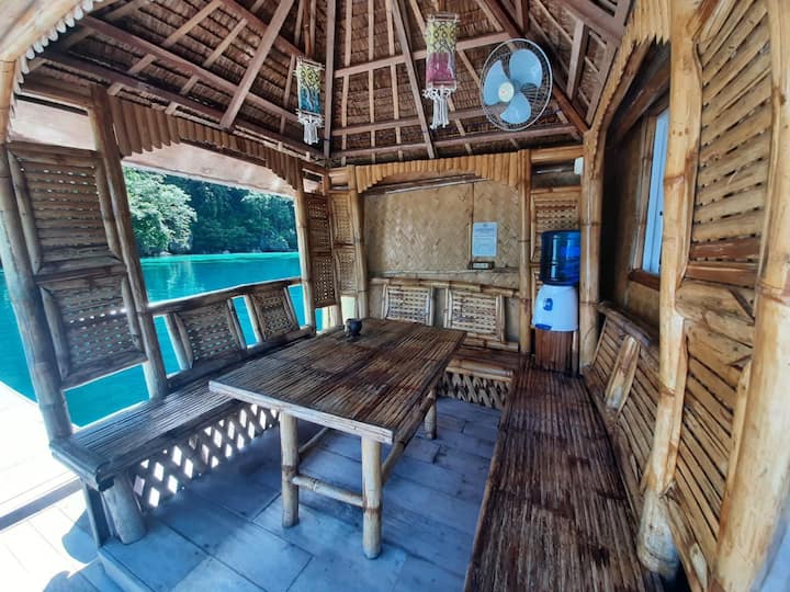 "Coron, Palawan、フィリピンのハウスボートの個室"05