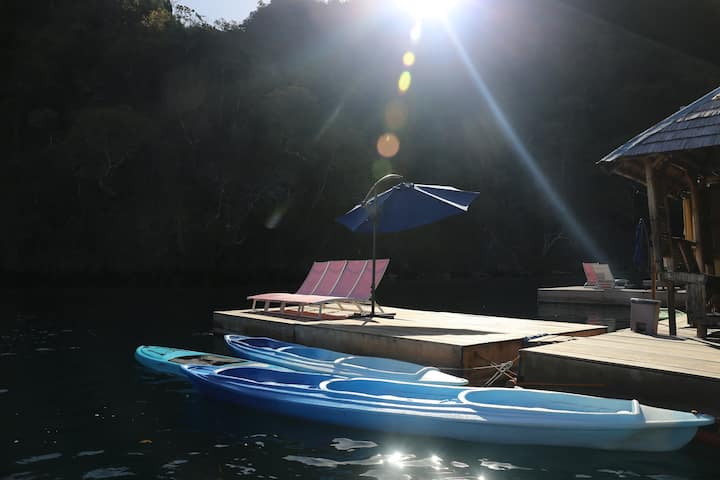 "Coron, Palawan、フィリピンのハウスボートの個室"04