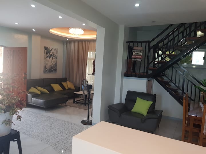 Caloocan、フィリピンのデザイナーズホテルのお部屋08
