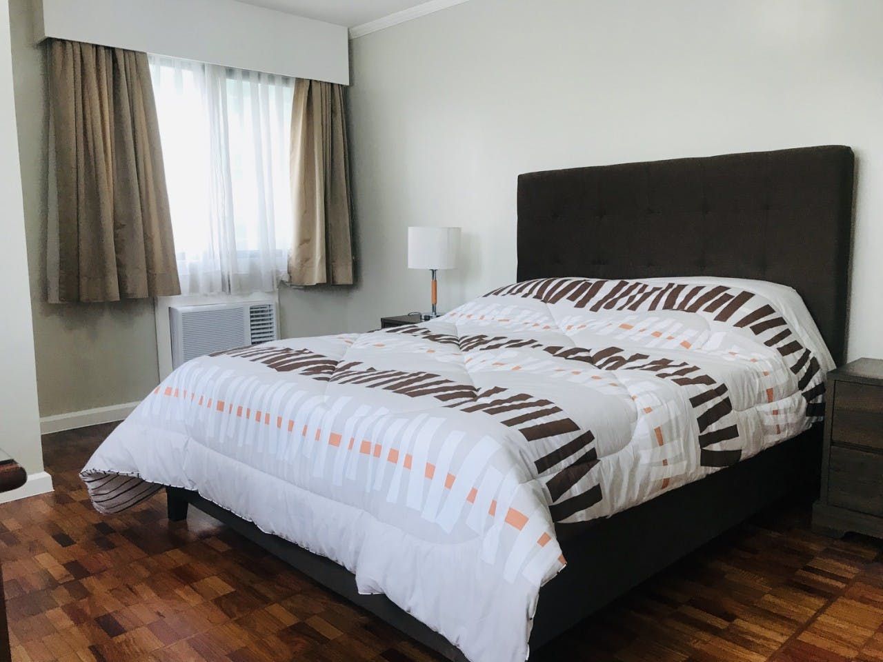"2BR Condo for Rent in Classica Tower Condominium, Salcedo Village, Mak"06