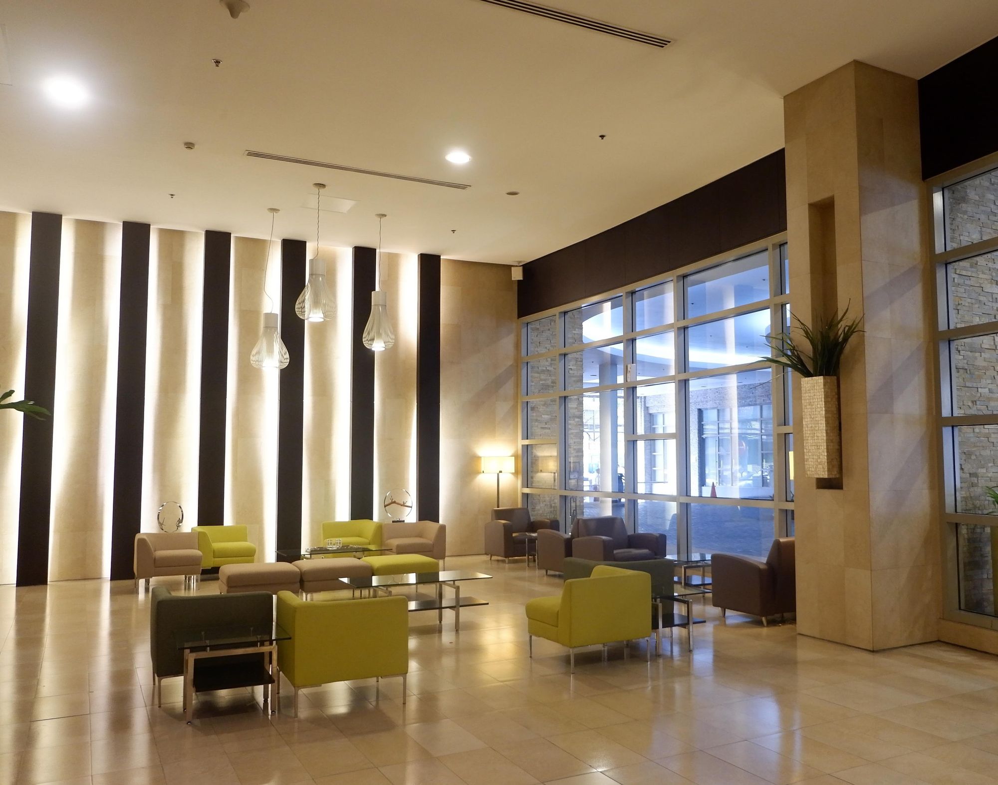 "2BR Condo for Rent in The Residences at Greenbelt, Legazpi Village, Ma"07