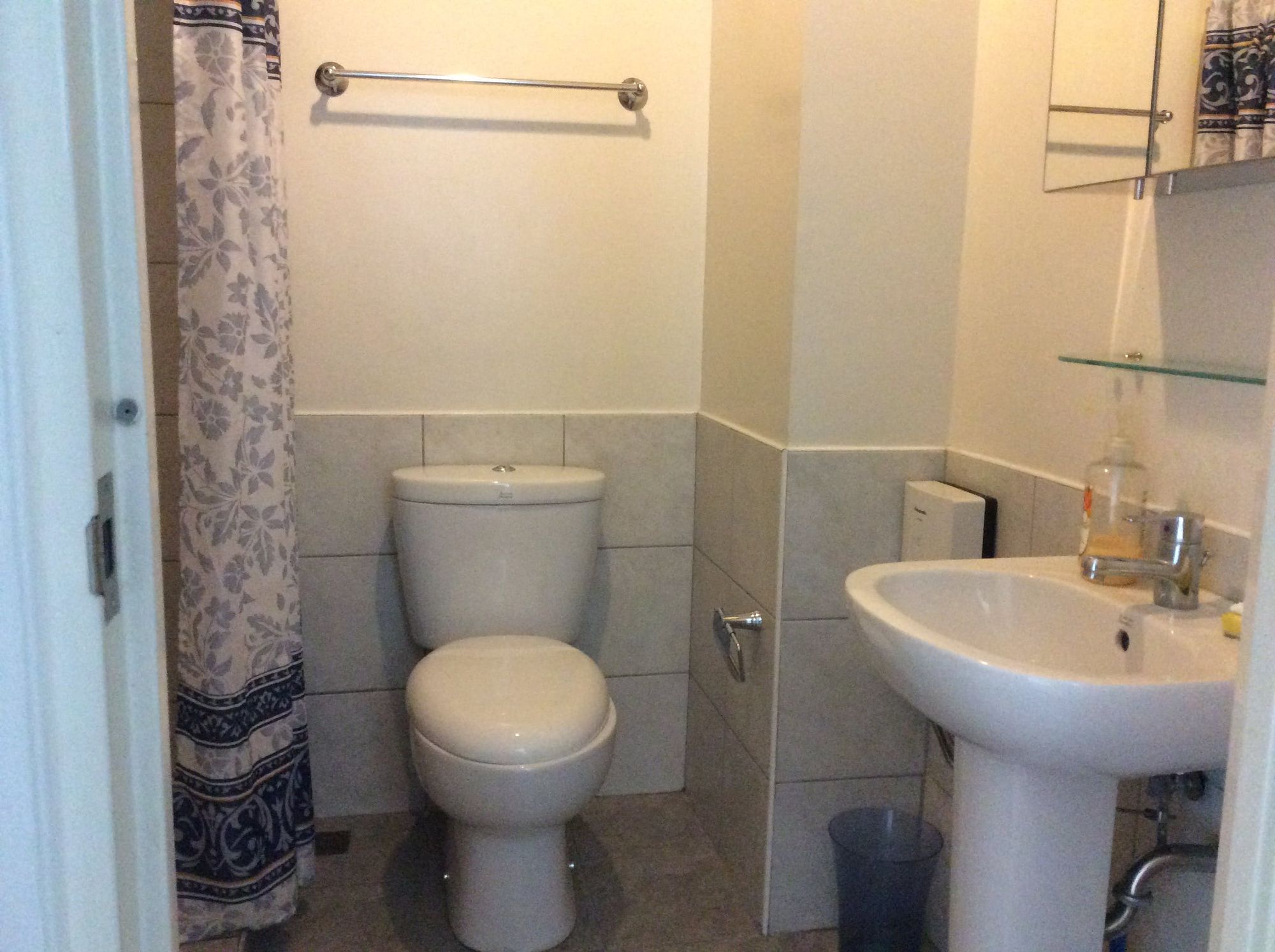"2BR Condo for Rent in The Columns Legaspi, Legazpi Village, Makati"09