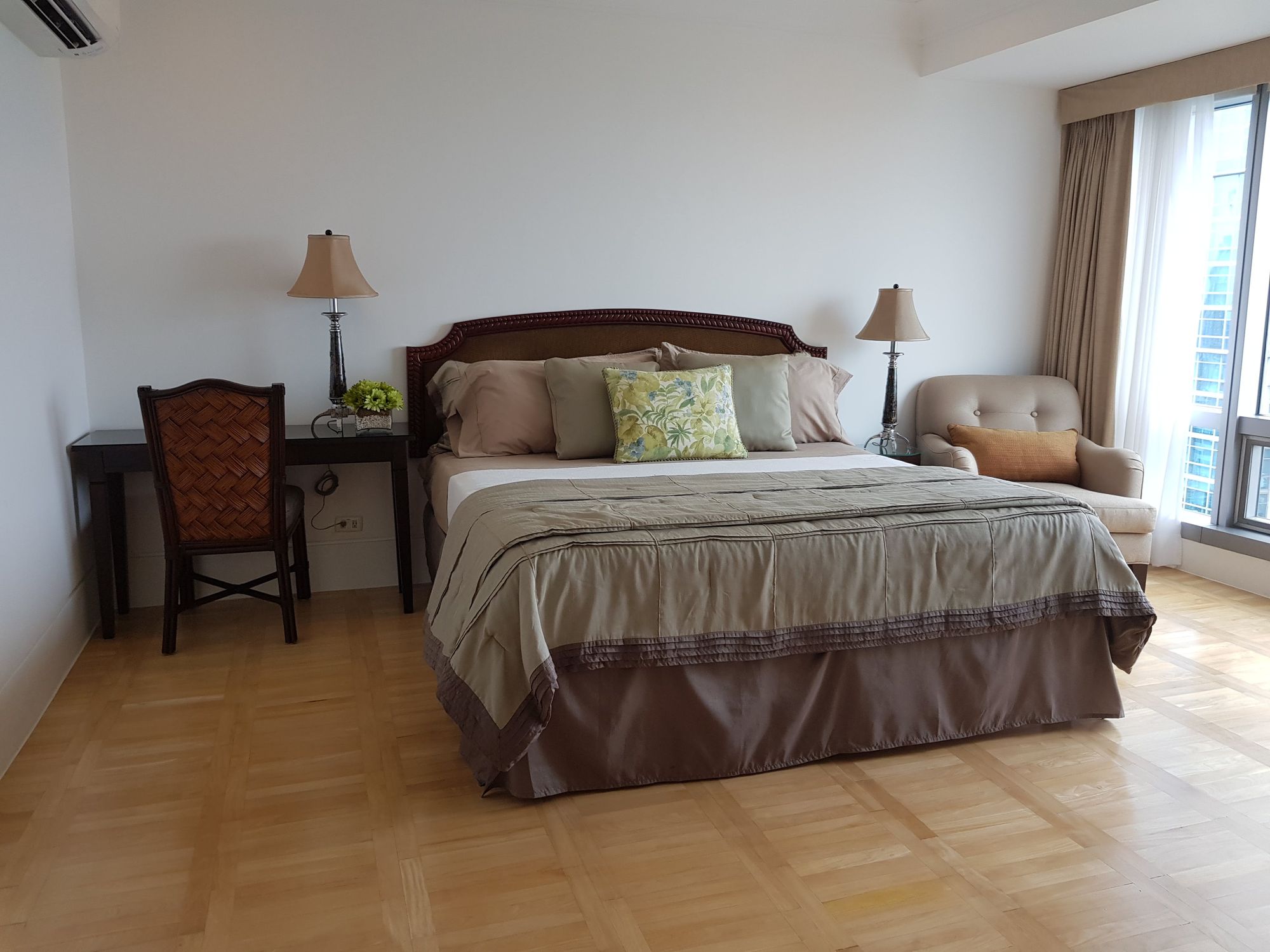 "3BR Condo for Rent in One McKinley Place, BGC - Bonifacio Global City,"09
