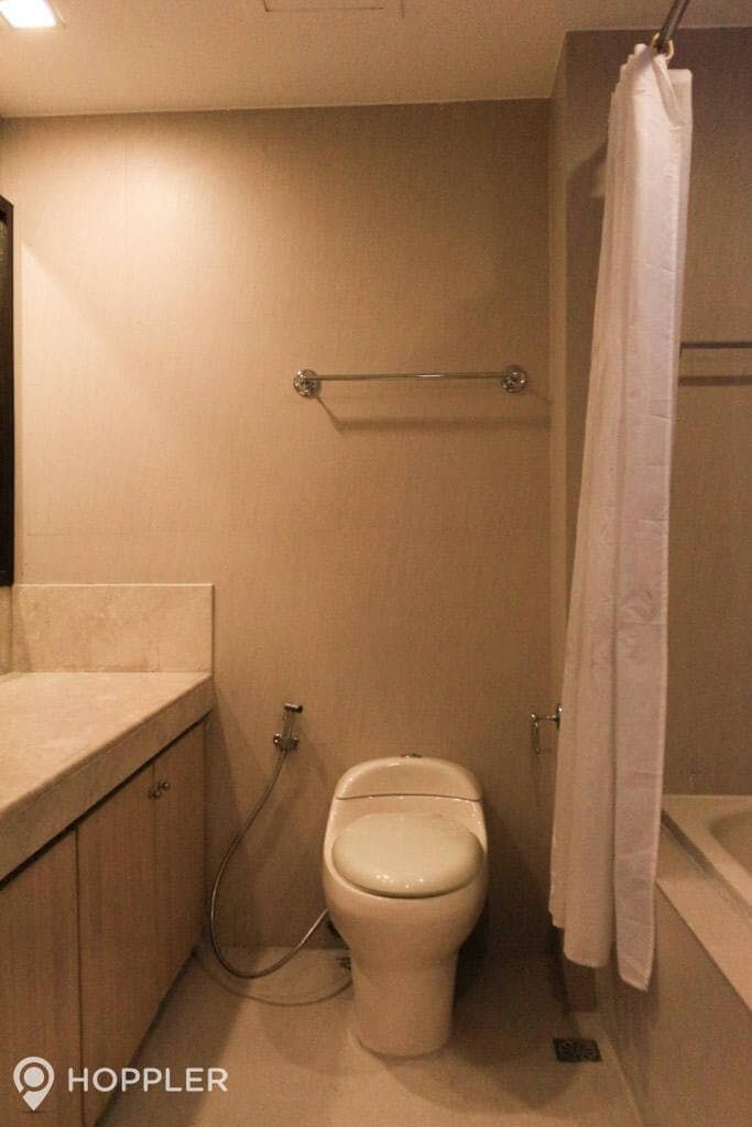 "2BR Condo for Rent in The Gramercy Residences, Poblacion, Makati"03