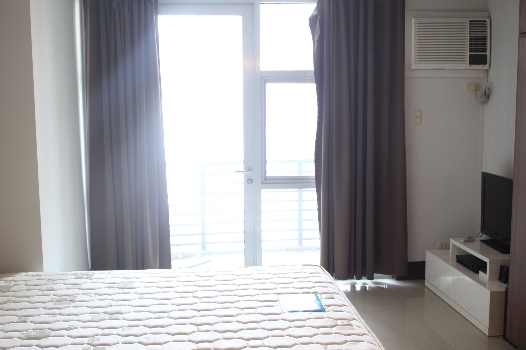 "Studio Condo for Rent in Greenbelt Excelsior, Legazpi Village, Makati"04