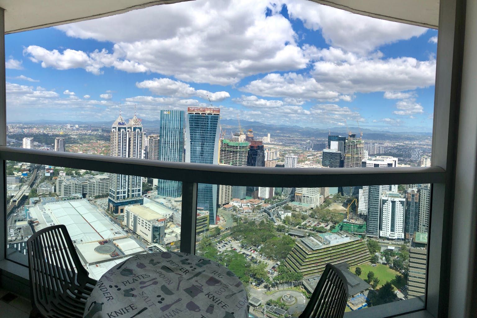 "2BR Condo for Rent in One Shangri-La Place, Ortigas Center, Mandaluyon"09