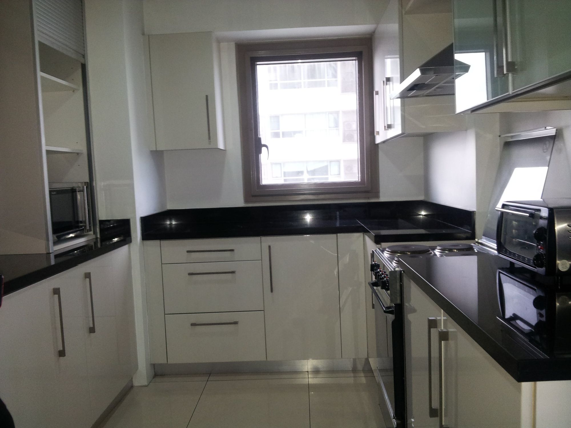 "2BR Condo for Rent in The Residences at Greenbelt, Legazpi Village, Ma"04