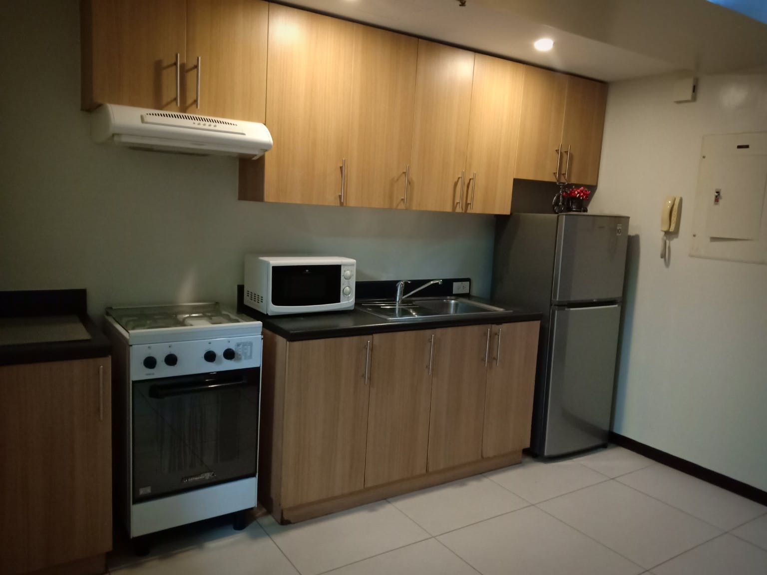 "2BR Condo for Rent in The Columns Legaspi, Legazpi Village, Makati"10