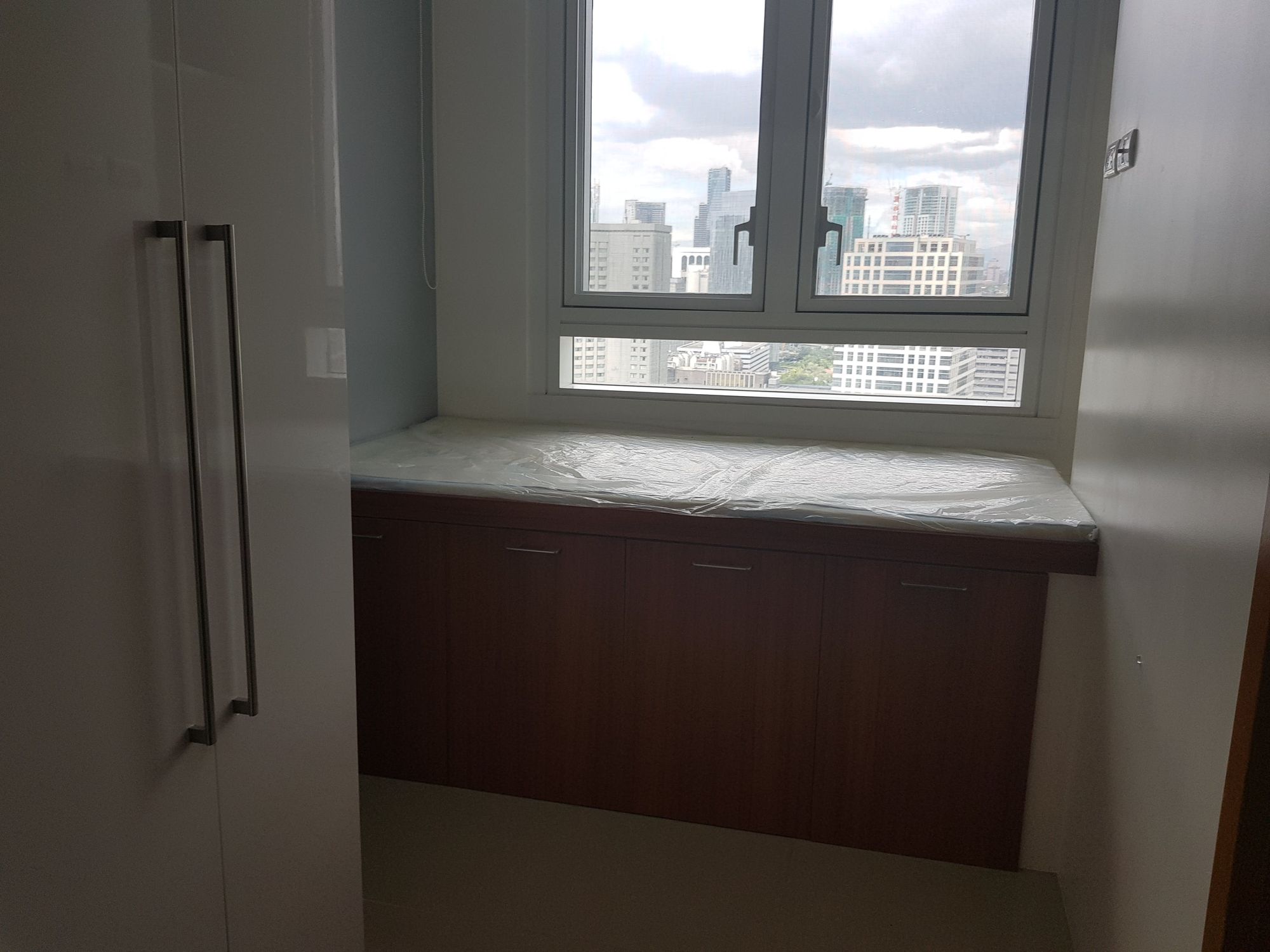 "2BR Condo for Rent in Park Terraces, San Lorenzo, Makati"09