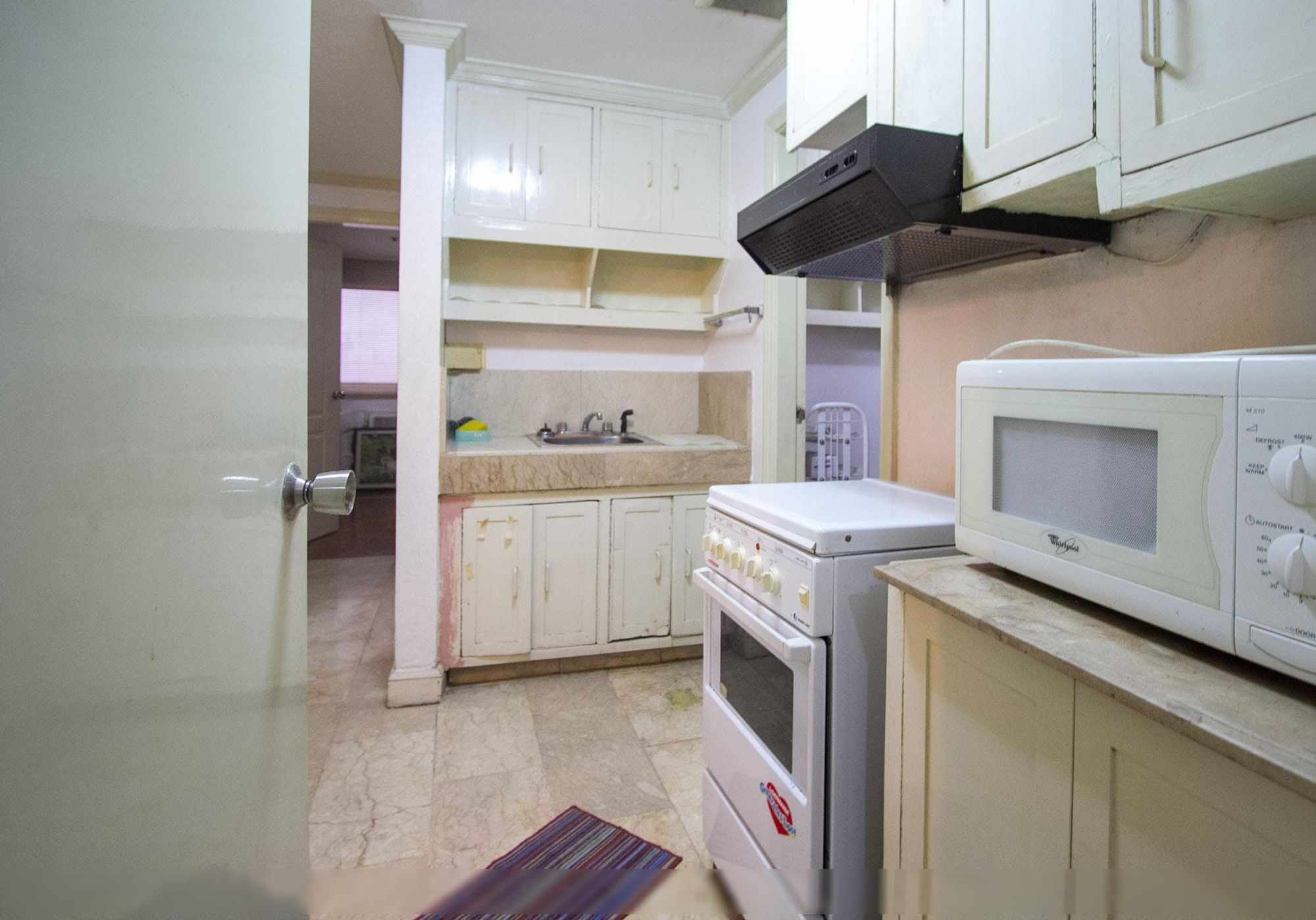 "2BR Condo for Rent in LPL Center, Salcedo Village, Makati"04