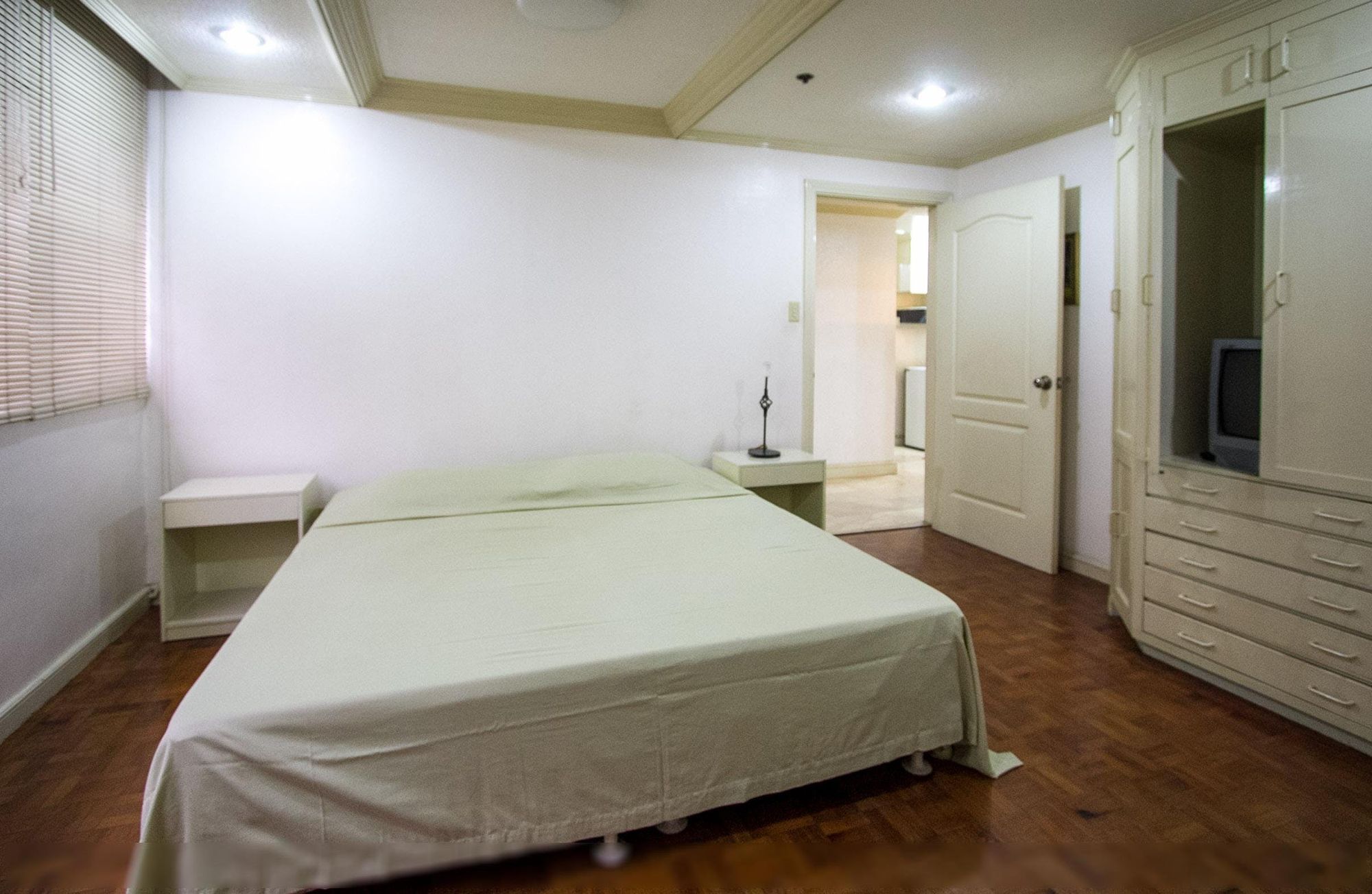 "2BR Condo for Rent in LPL Center, Salcedo Village, Makati"07