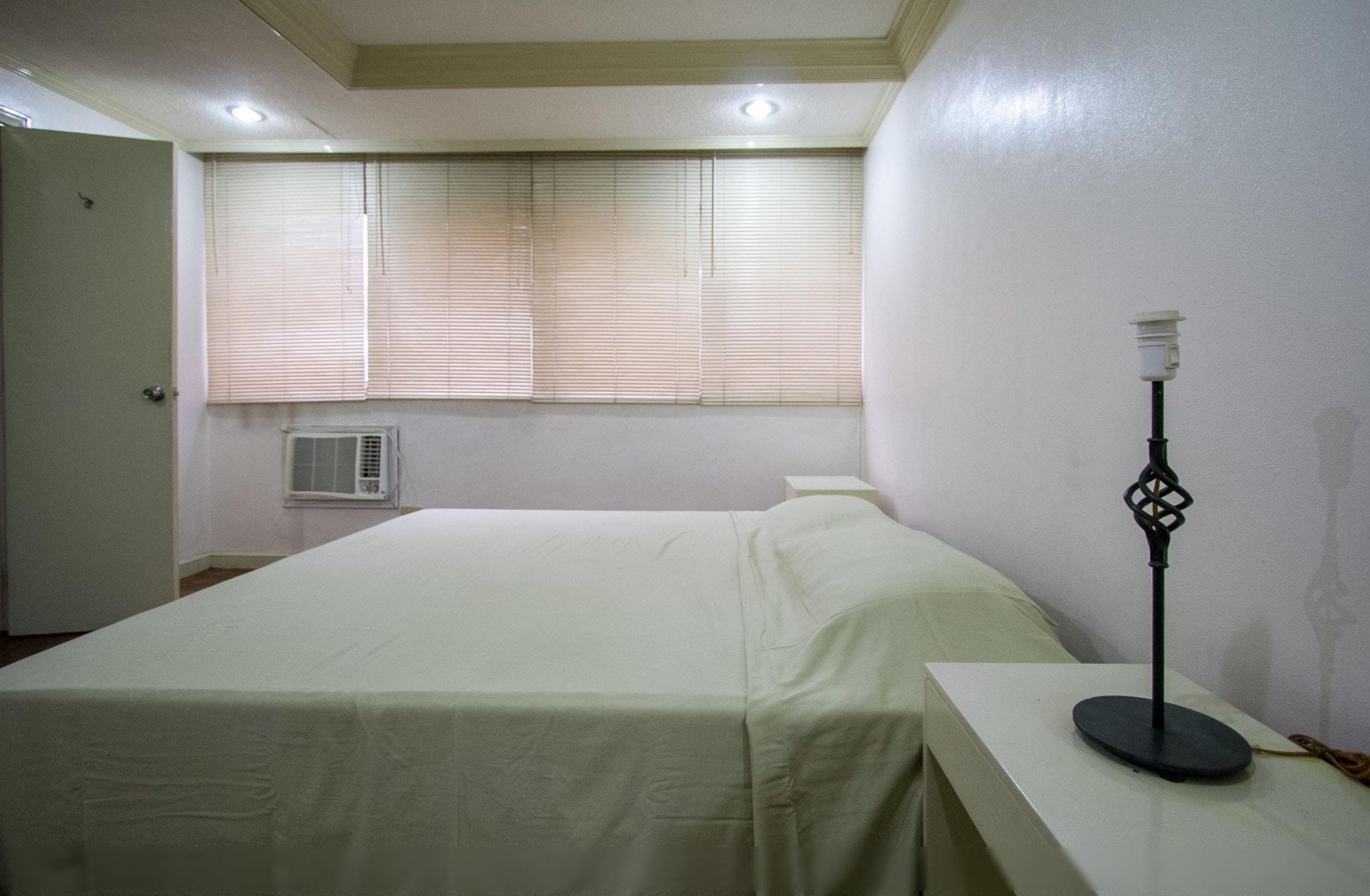 "2BR Condo for Rent in LPL Center, Salcedo Village, Makati"08