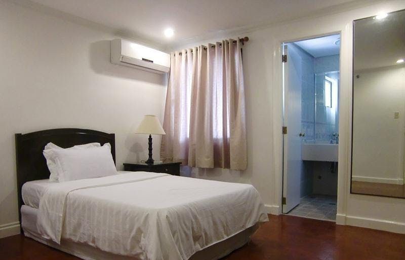 "3BR Condo for Rent in Manhattan Square, Salcedo Village, Makati"10