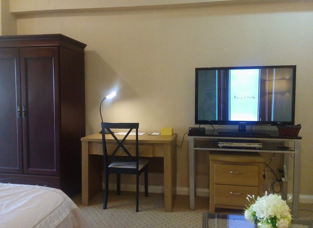 "Studio Condo for Rent in Greenbelt Radissons, Legazpi Village, Makati"08