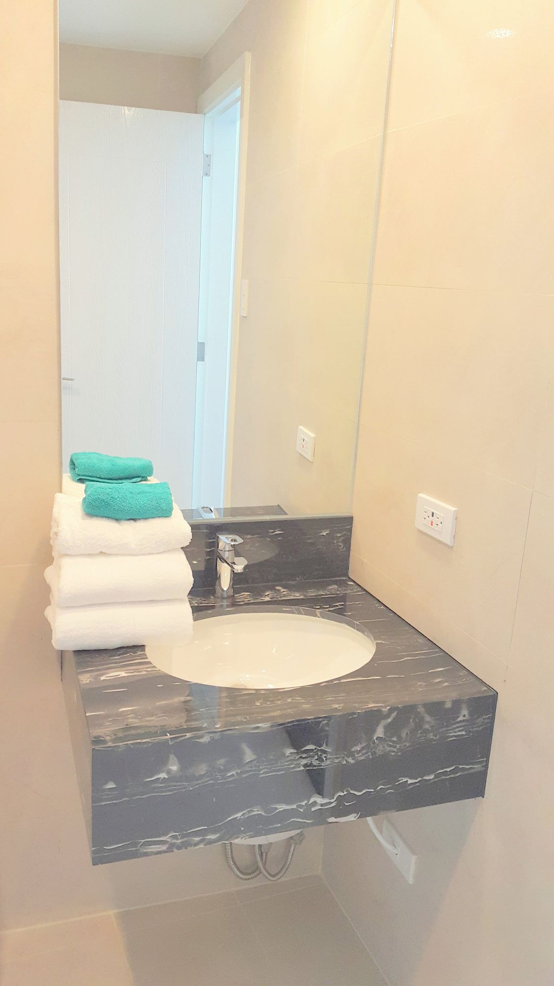 "3BR Condo for Rent in One Roxas Triangle, Urdaneta, Makati"03