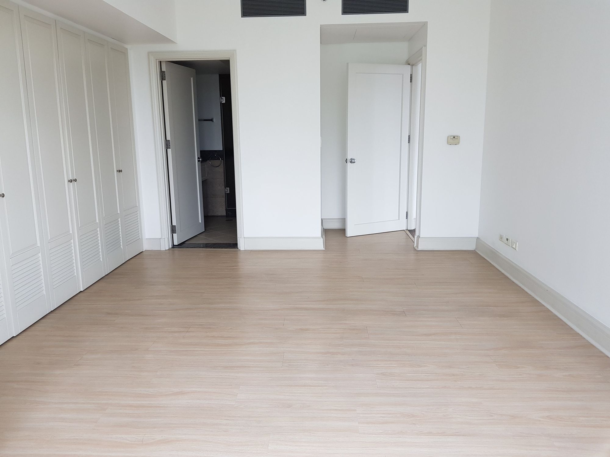 "3BR Condo for Rent in One Roxas Triangle, Urdaneta, Makati"04