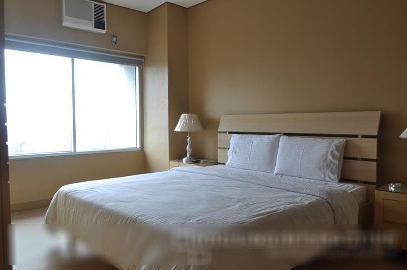 "2BR Condo for Rent in The Luxe Residences, BGC - Bonifacio Global City"04