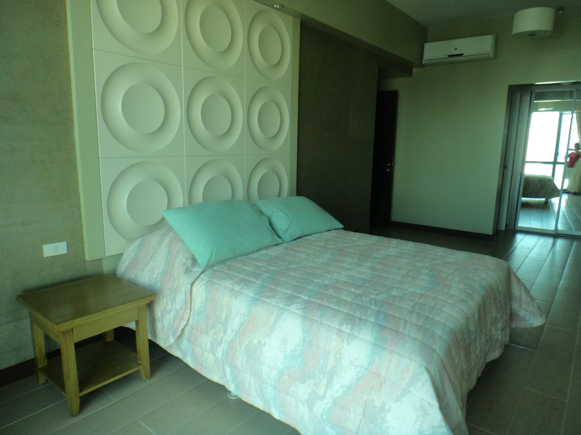 "3BR Condo for Rent in 8 Forbes Town Road, BGC - Bonifacio Global City,"04