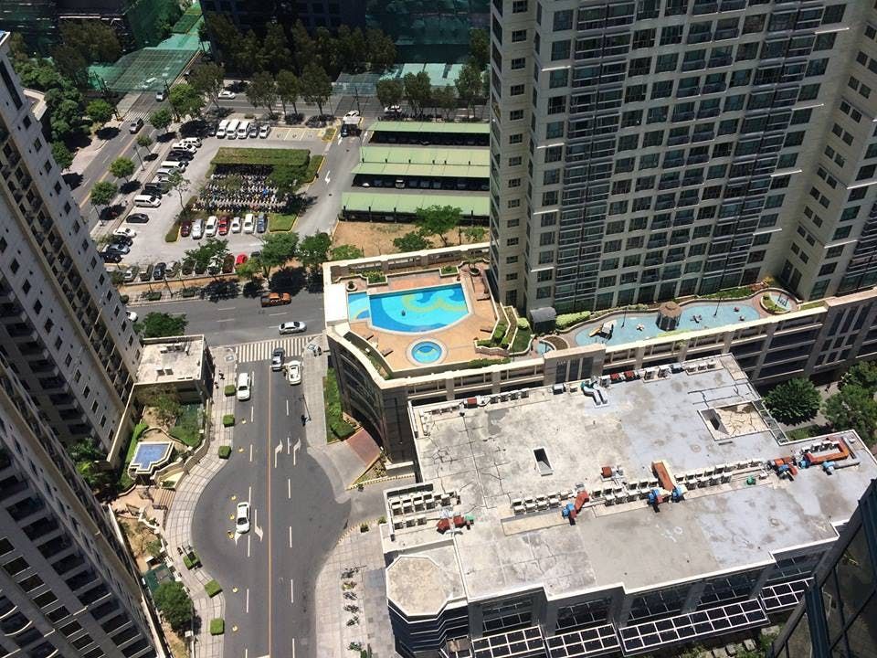 "3BR Condo for Rent in 8 Forbes Town Road, BGC - Bonifacio Global City,"04