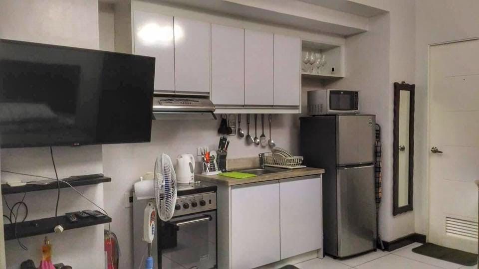 "1BR Condo for Rent in KL Tower, Legazpi Village, Makati"06