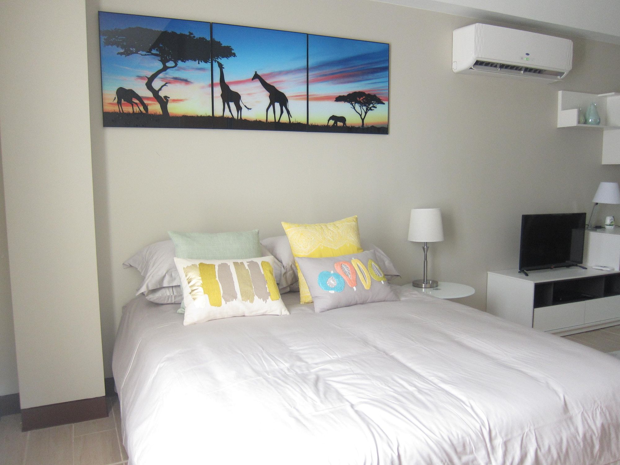 "Studio Condo for Rent in Three Central, Salcedo Village, Makati"08