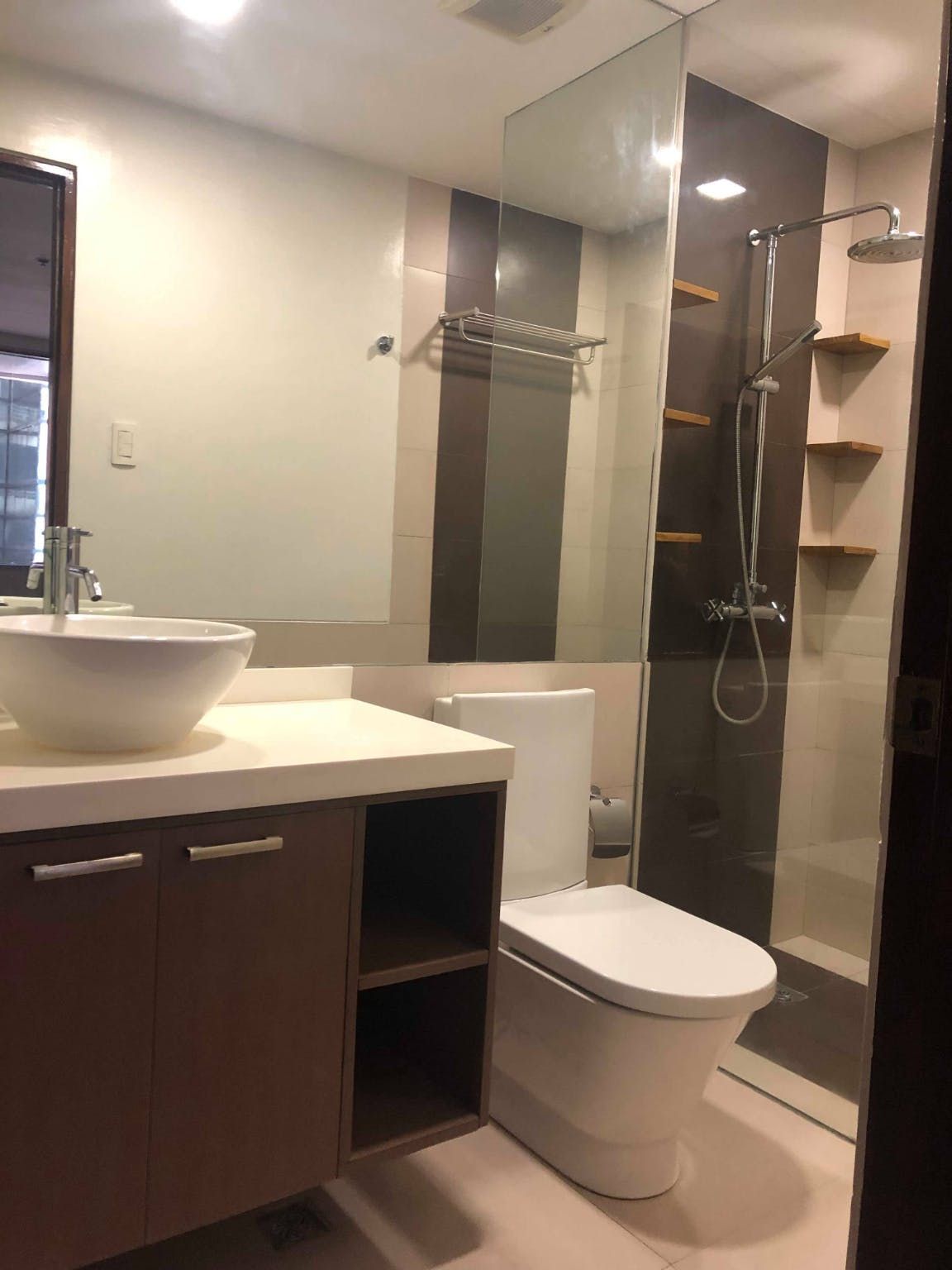 "2BR Condo for Rent in Easton Place, Salcedo Village, Makati"10