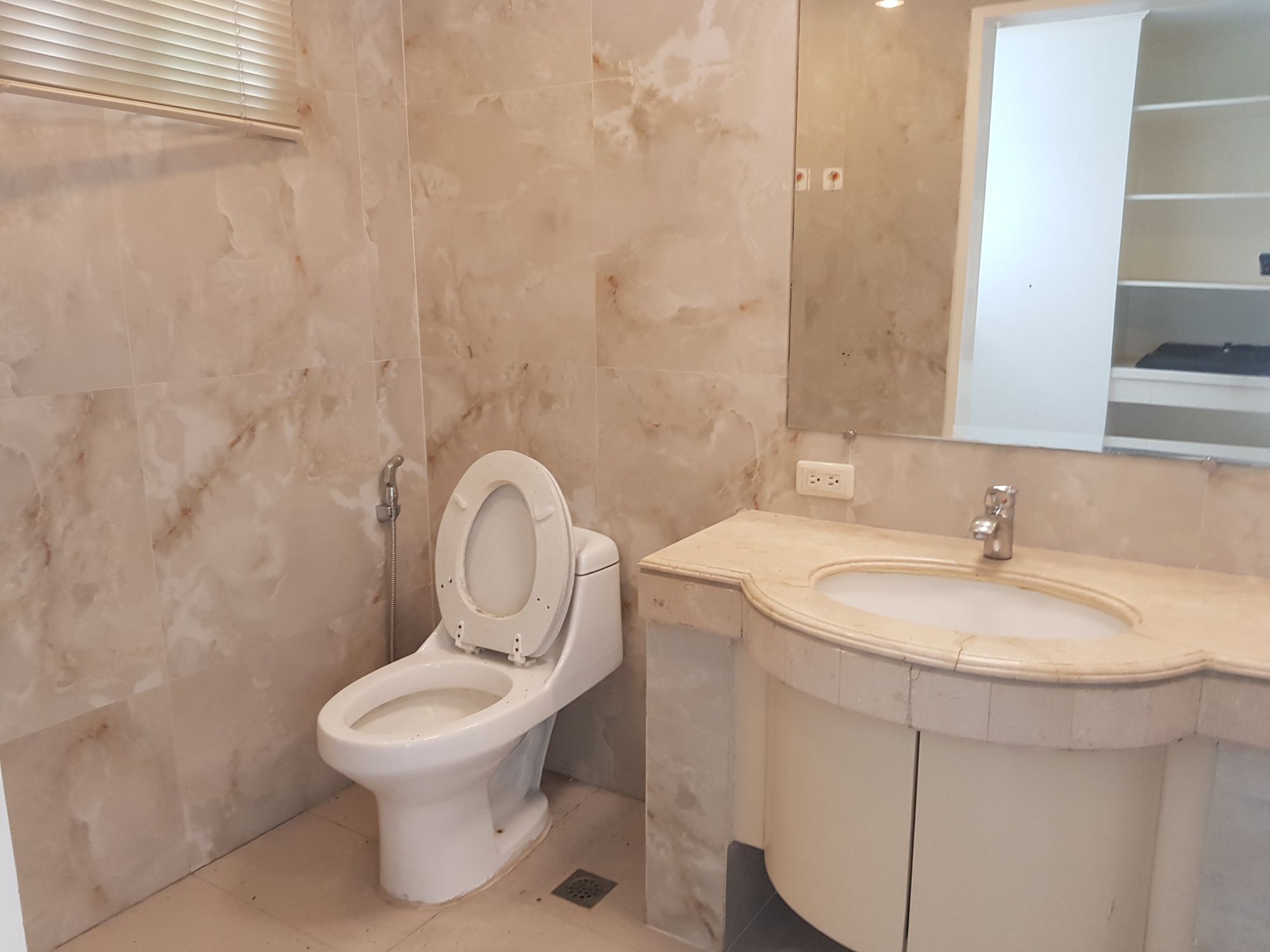 "2BR Condo for Rent in The Frabella 1, Legazpi Village, Makati"06