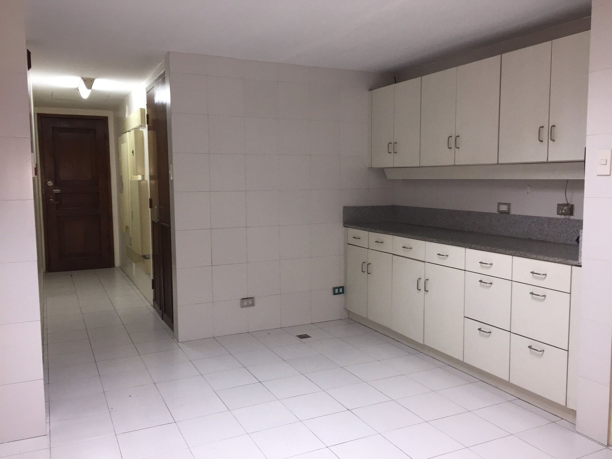 "3BR Condo for Rent in Pacific Plaza Ayala, Urdaneta, Makati"10