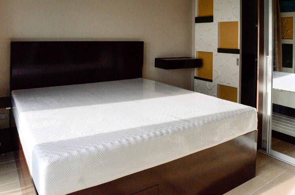 "2BR Condo for Rent in 8 Forbes Town Road, BGC - Bonifacio Global City,"04