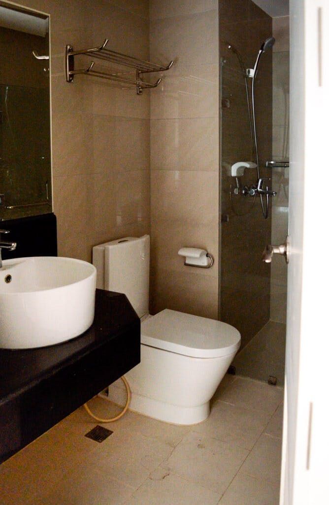 "2BR Condo for Rent in 8 Forbes Town Road, BGC - Bonifacio Global City,"06