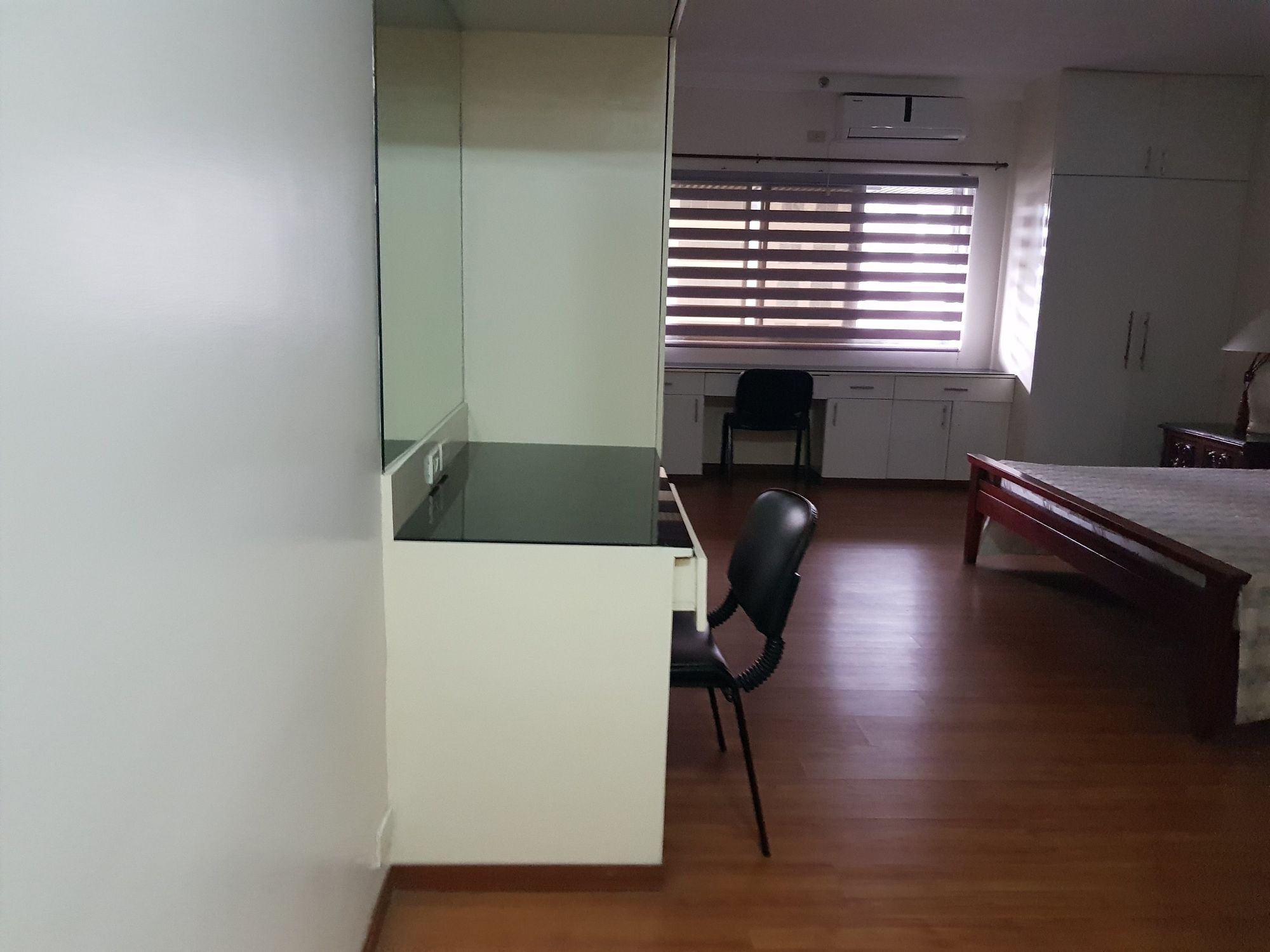 "2BR Condo for Rent in Twin Towers, Urdaneta, Makati"03