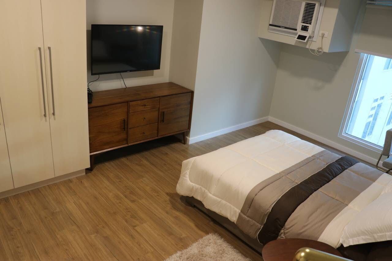 "Studio Condo for Rent in Kroma Tower, Legazpi Village, Makati"10